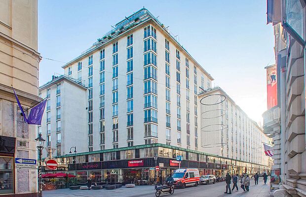 Blick auf das 16-stöckige Haus mit Dachausbau