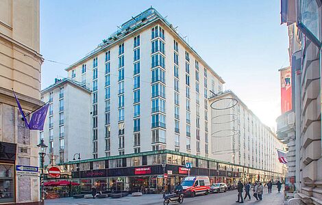 Blick auf das 16-stöckige Haus mit Dachausbau