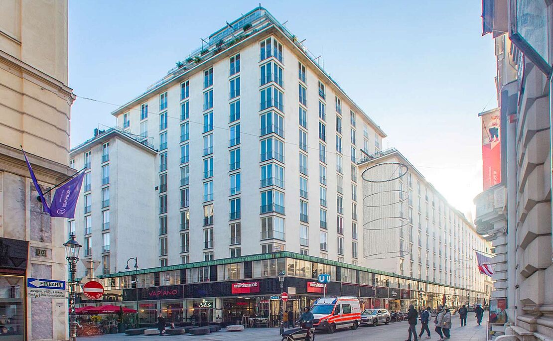 Blick auf das 16-stöckige Haus mit Dachausbau