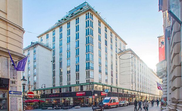 Blick auf das 16-stöckige Haus mit Dachausbau