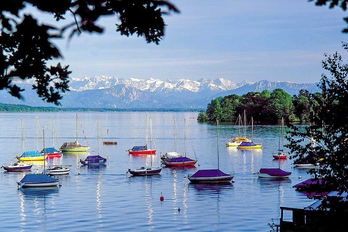Blick über den Starnberger See auf die Alpen