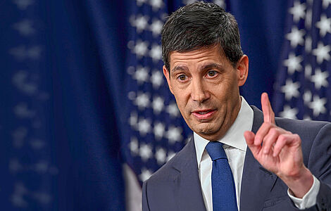 Kevin Warsh mit erhobenem Zeigefinger