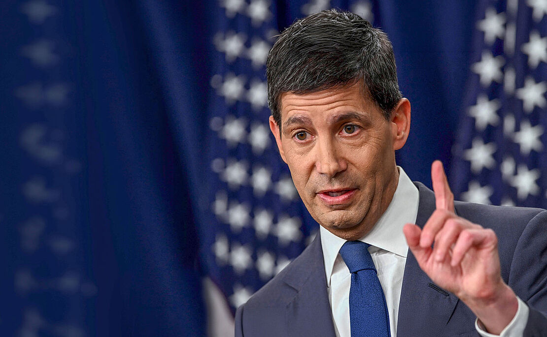 Kevin Warsh mit erhobenem Zeigefinger