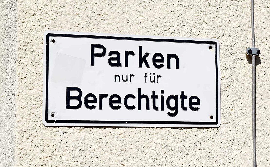 Schild Parken nur für Berechtigte