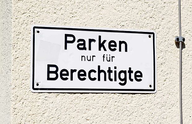Schild Parken nur für Berechtigte
