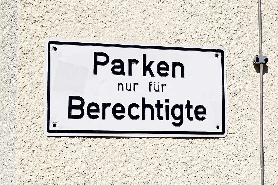 Schild Parken nur für Berechtigte