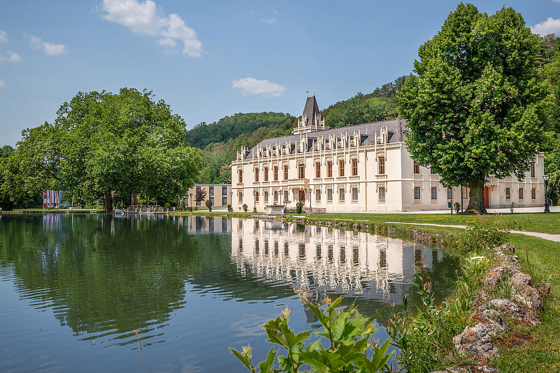 Außenansicht Schloß Hernstein mit See davor