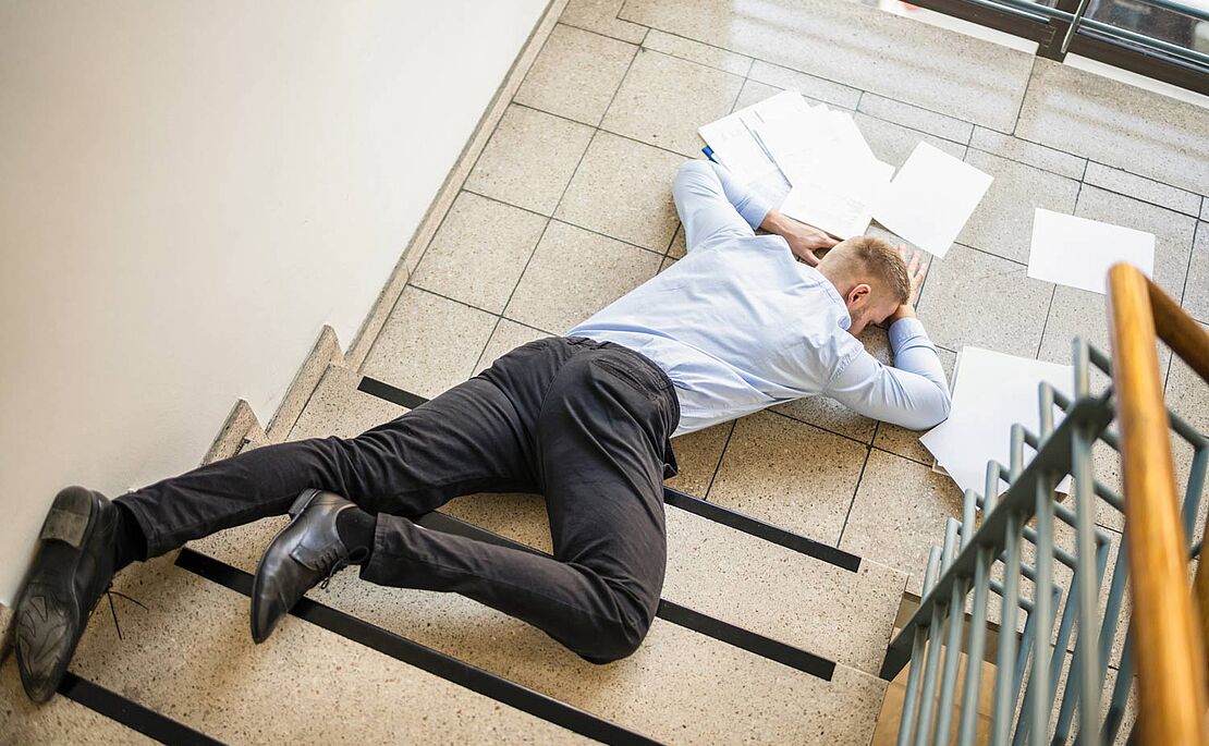Ein Mann beim Sturz im Stiegenhaus