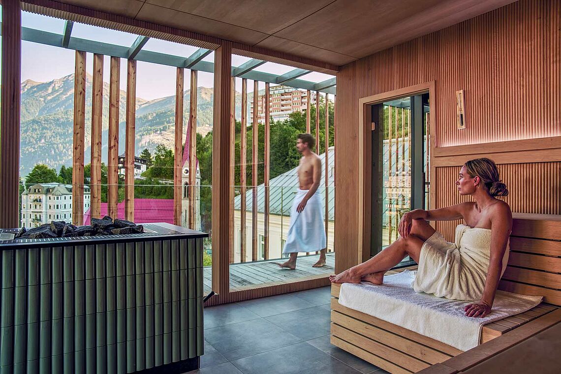 Mann und Frau im SPA ROSA in der Sauna im Straubinger Grand Hotel Bad Gastein