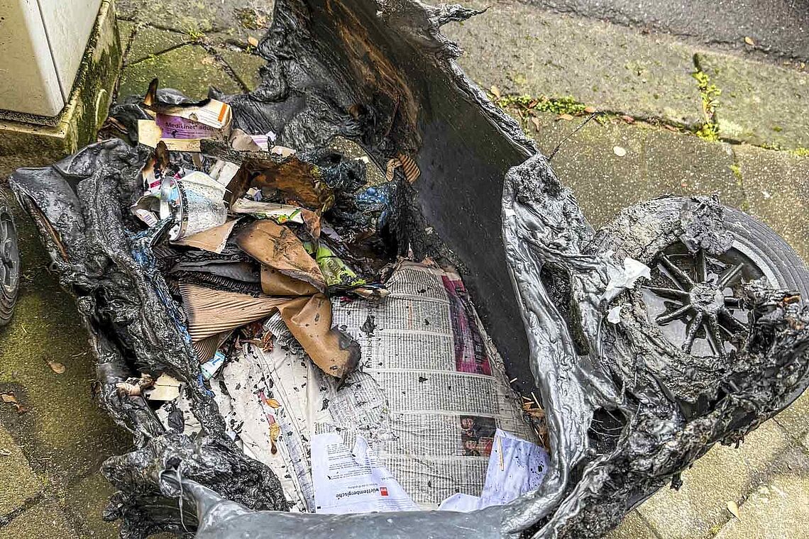 Brand in einer Mülltonne