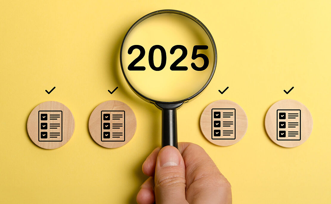 Lupe auf das Jahr 2025 gerichtet