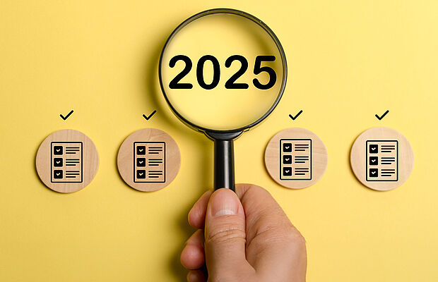 Lupe auf das Jahr 2025 gerichtet