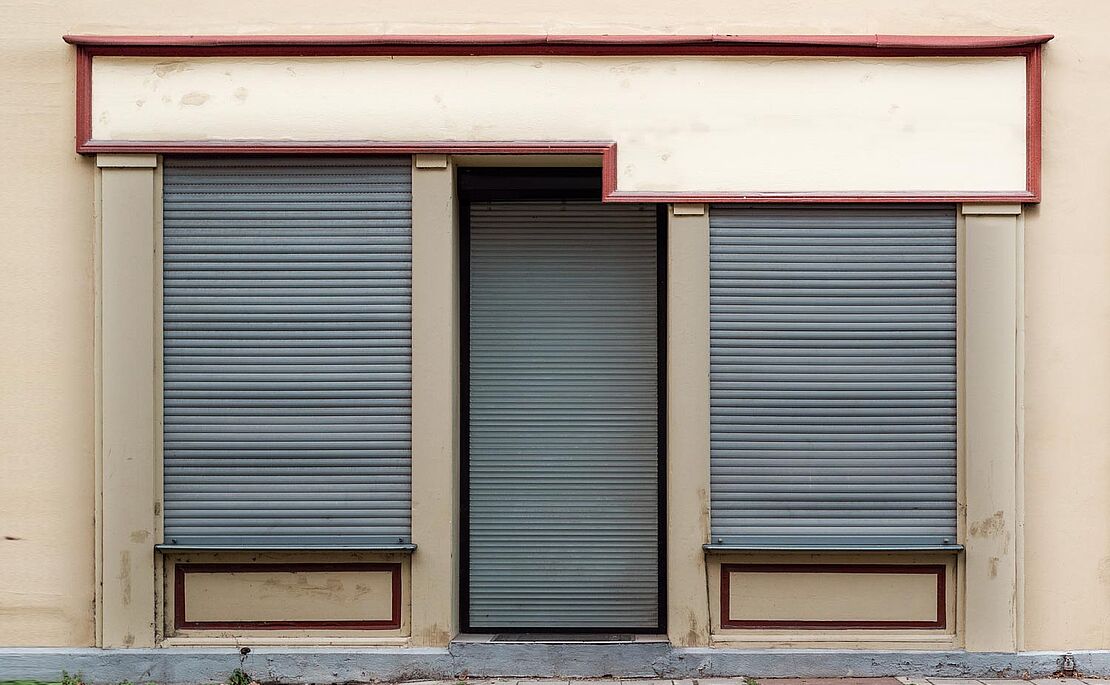 Verlassenes, leeres Geschäftsgebäude