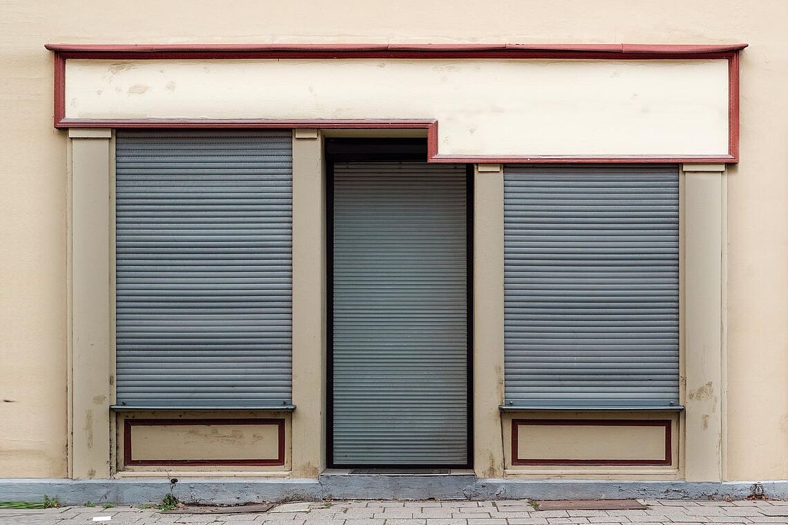 Verlassenes, leeres Geschäftsgebäude