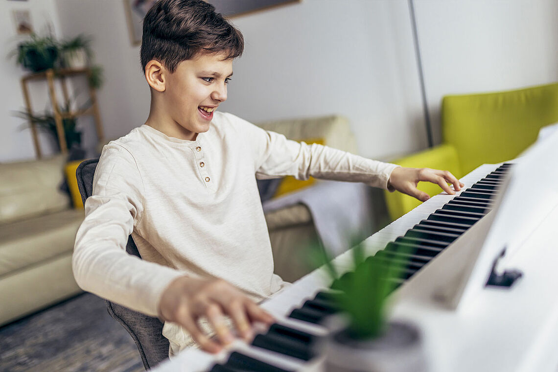 Kind beim Klavierspielen