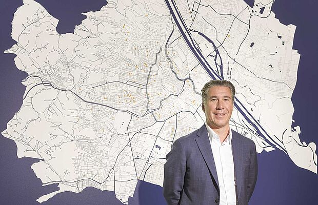 Michael Schmidt vor der Wien-Karte mit den Projekten der 3SI