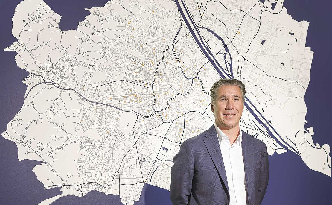 Michael Schmidt vor der Wien-Karte mit den Projekten der 3SI