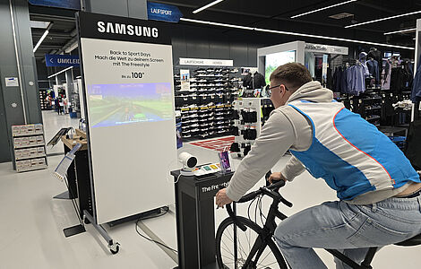 Mann sitzt auf einem Fahrrad in einem Decathlon Store