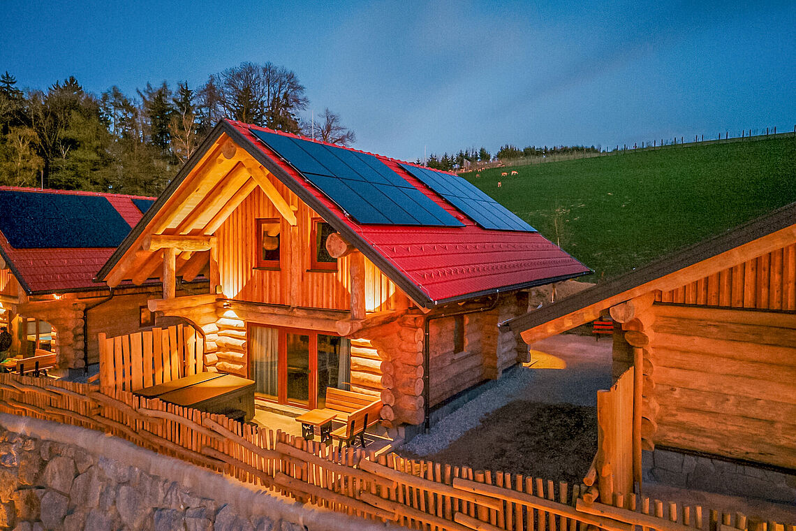 Außenansicht Hochrieß Familienhotel, beleuchtet am Abend