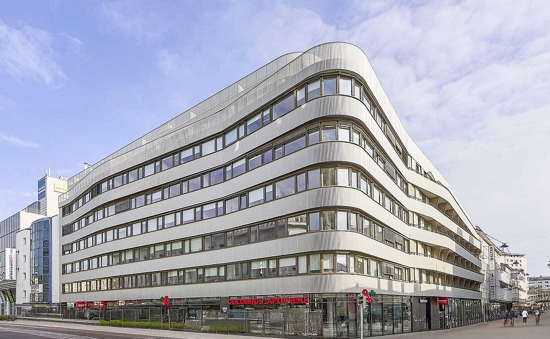 Modernes 6-stöckiges Bürogebäude mit Apotheke im Erdgeschoß