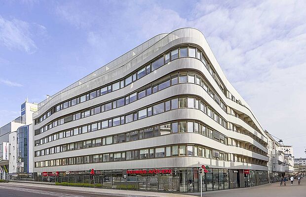 Modernes 6-stöckiges Bürogebäude mit Apotheke im Erdgeschoß