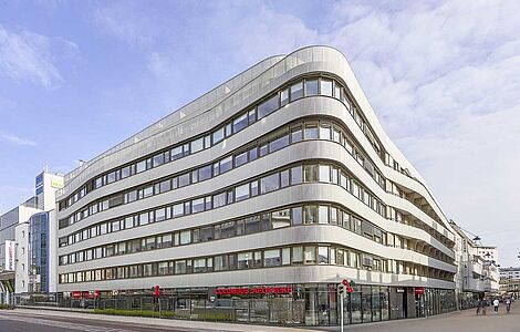 Modernes 6-stöckiges Bürogebäude mit Apotheke im Erdgeschoß