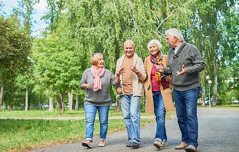 Pensionisten beim Spazierengehen