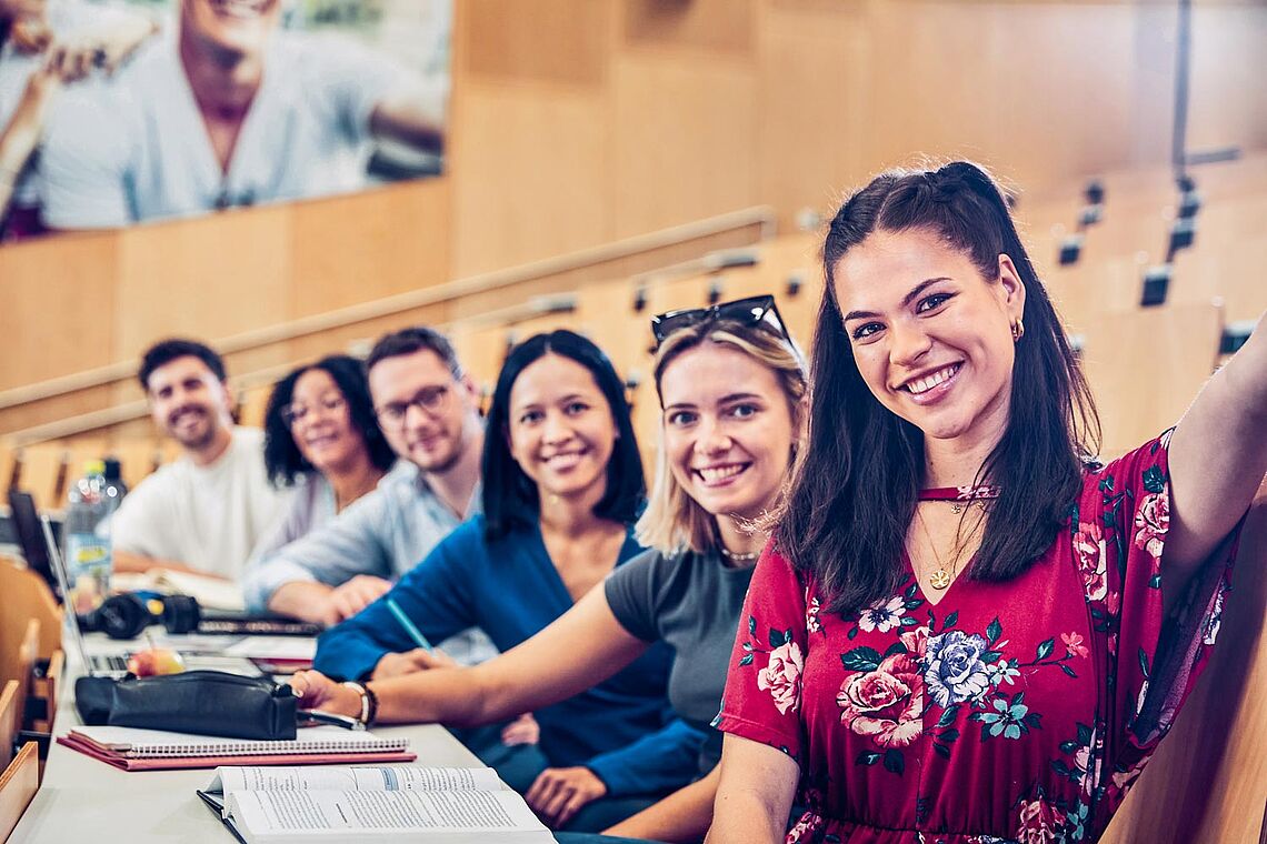 StudentInnen in einem Hörsaal