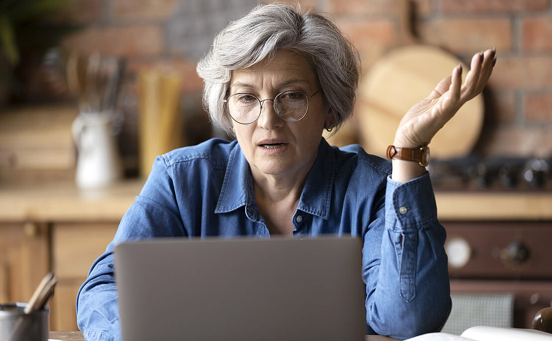 Frau vor einem Computer