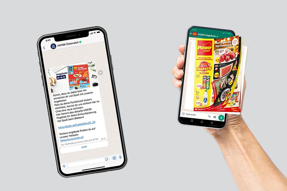 Zwei Smartphones mit geöffnetem WhatsApp und den Flugblättern von Hofer und Penny im Chat