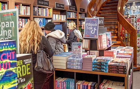 Buchgeschäft Morawa, Tische und Regale voll mit Büchern