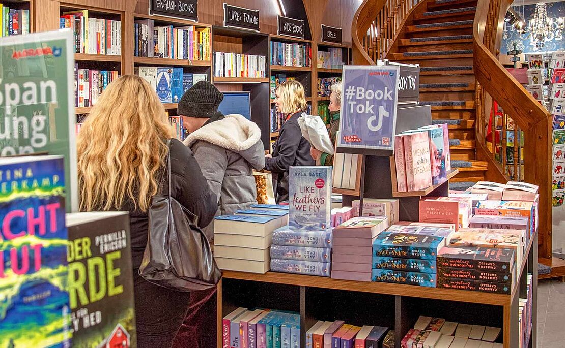 Buchgeschäft Morawa, Tische und Regale voll mit Büchern