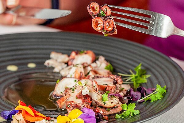 Fischgericht mit Oktopus auf Teller