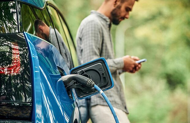 Mann beim Laden seines Autos