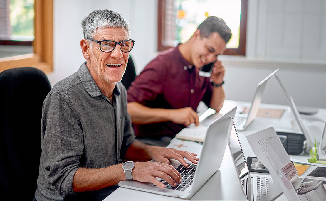 Pensionist beim Arbeiten