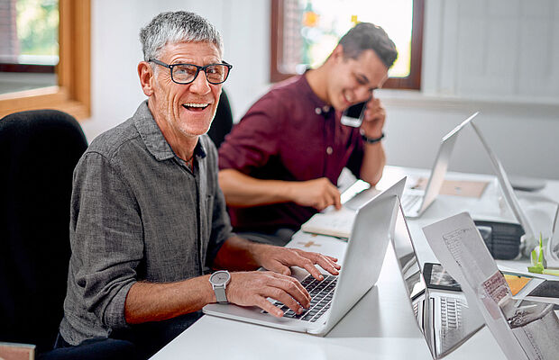 Pensionist beim Arbeiten