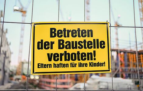 Gelbes Schild "Betreten der Baustelle verboten!"