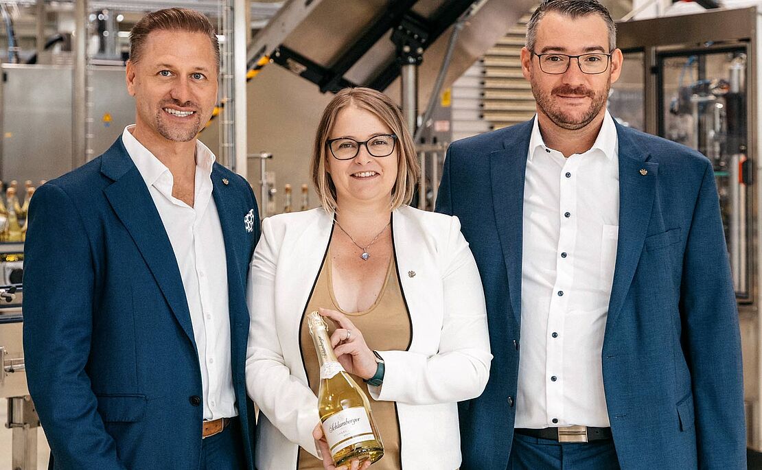 Florian Czink, Aurore Jeudy (mit Sektflasche in der Hand) und Patrick Meszarits