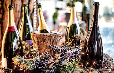 Sektkübel mit Champagner-Flaschen und weihnachtlichem Dekor