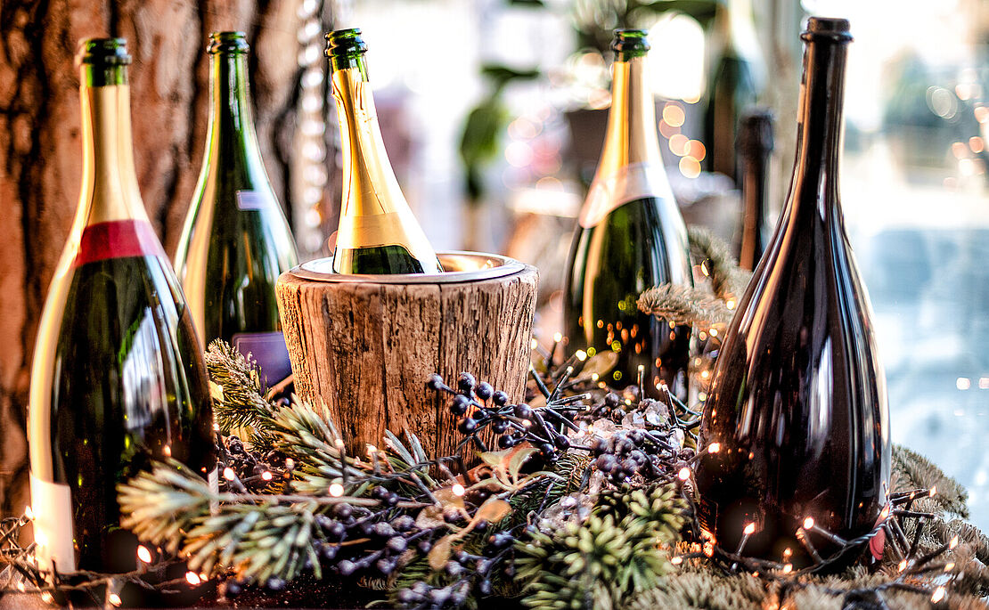 Sektkübel mit Champagner-Flaschen und weihnachtlichem Dekor