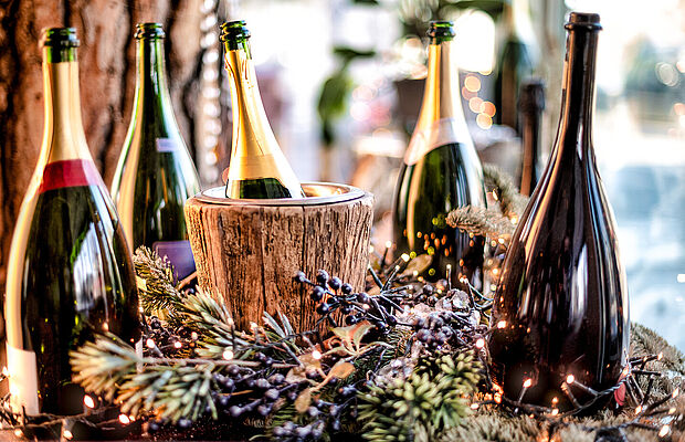 Sektkübel mit Champagner-Flaschen und weihnachtlichem Dekor
