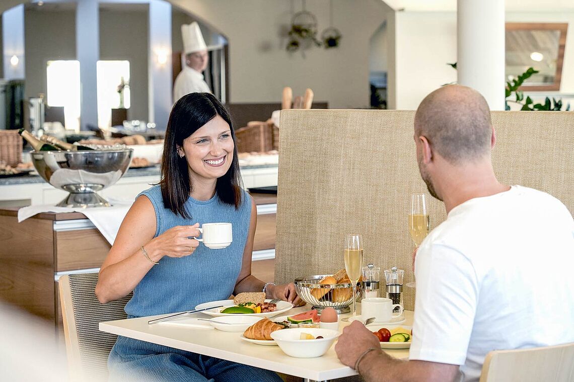 Frau und Mann sitzen beim Frühstück Allegria Resort Stegersbach