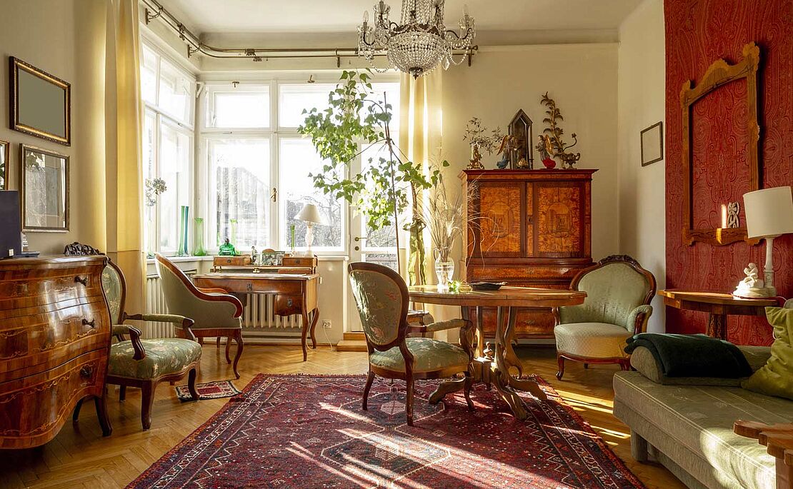  Mit antiken Möbeln eingerichtetes Wohnzimmer
