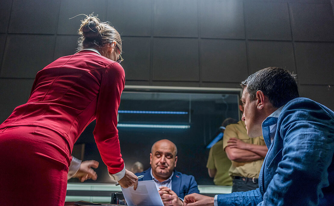 Mann bei einer Betriebsprüfung mit Finanzbeamten