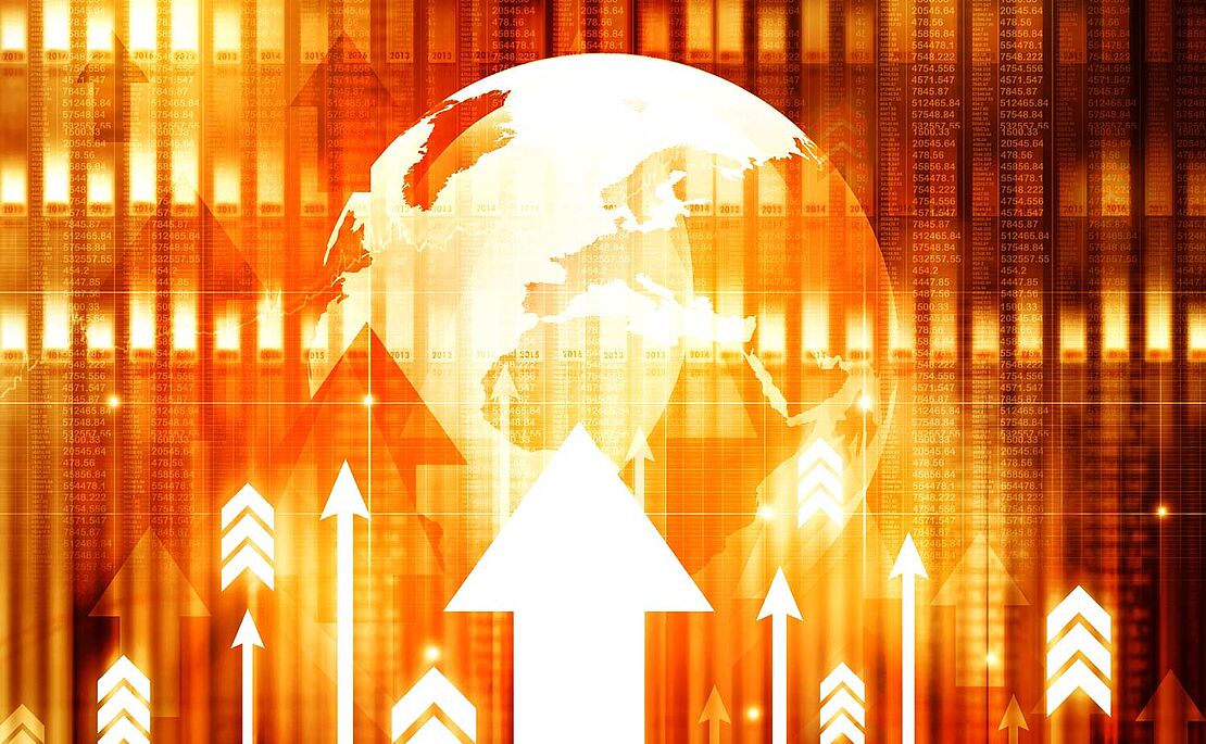 Digitales Bild in orange, im Vordergrund Pfeile nach oben, im Hintergrund die Weltkkugel und immer wieder Zahlenreihen