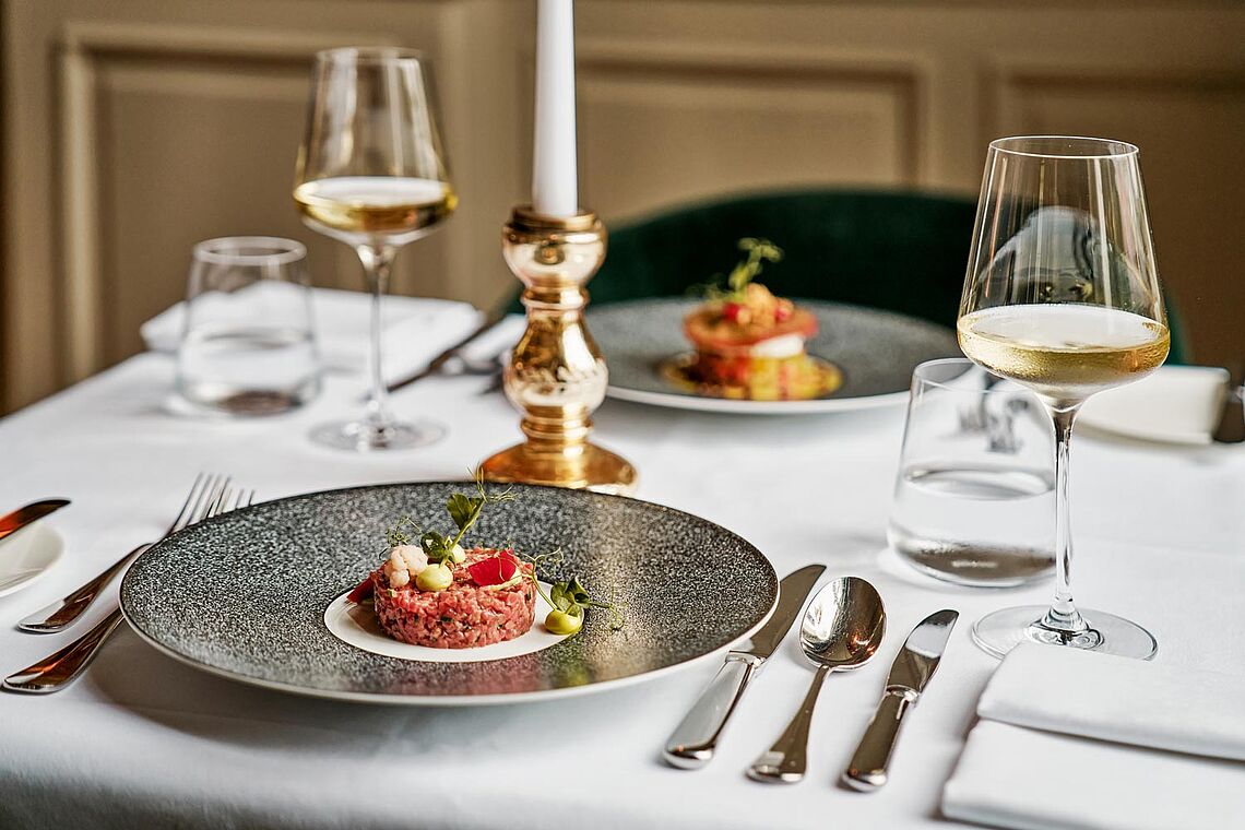 Festlich gedeckter Tisch im Restaurant Straubinger Saal, A-ROSA Straubinger Grand Hotel Bad Gastein