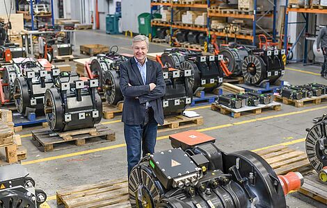 Robert Tencl im Werk zwischen elektromechanischen Antrieben 