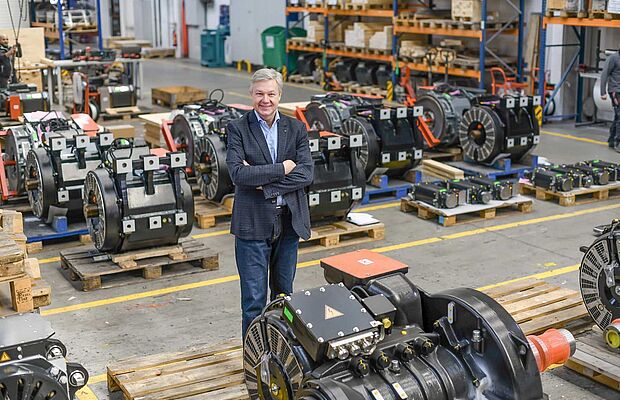 Robert Tencl im Werk zwischen elektromechanischen Antrieben 