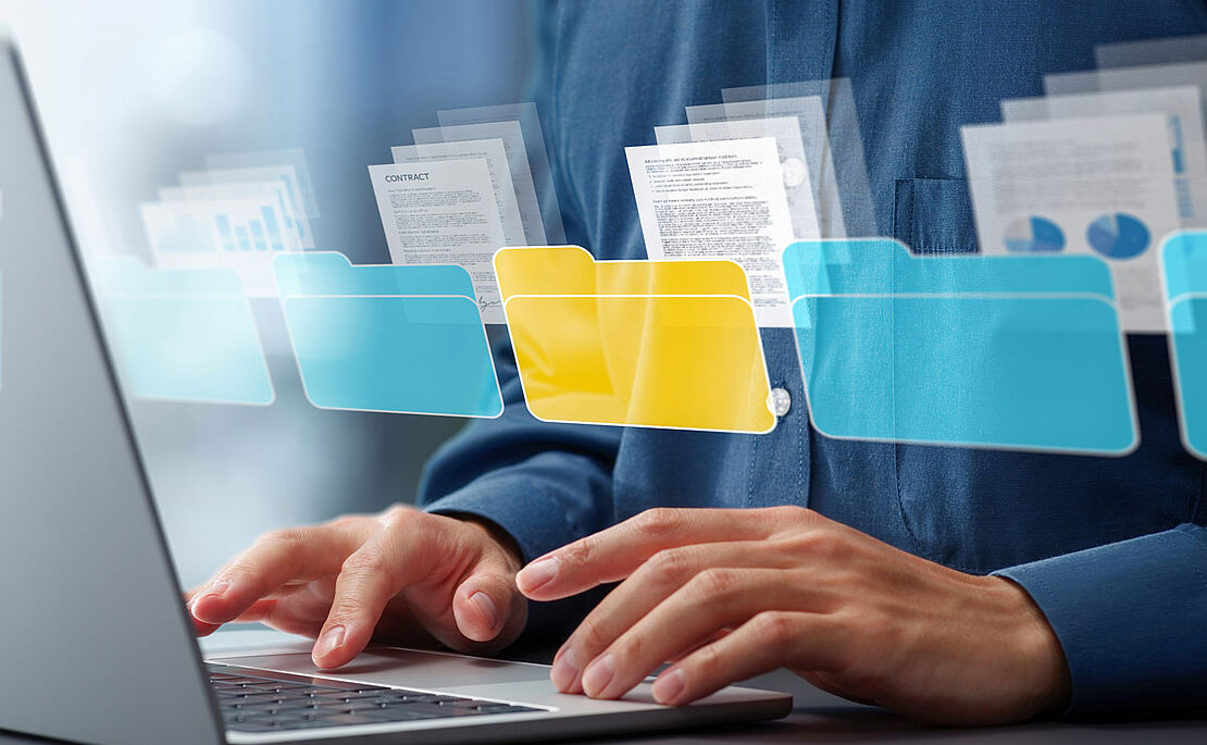 Zwei Hände auf einer Tastatur, darüber gelegt mit einem Bildbearbeitungsprogramm Ordner-Icons