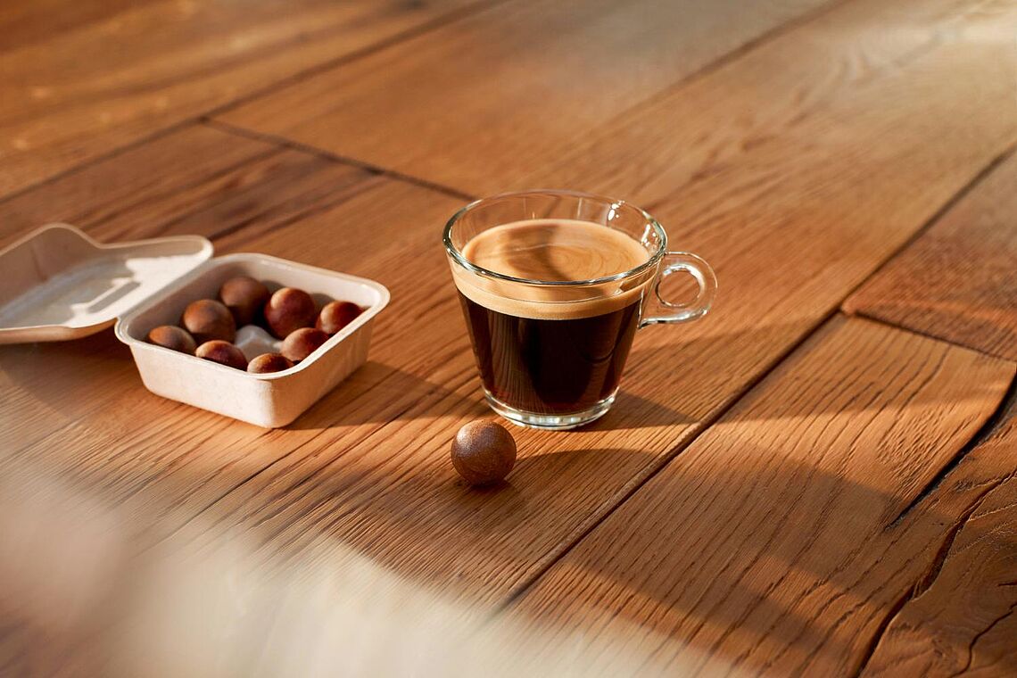 Eine Tasse Kaffee auf einem Tisch